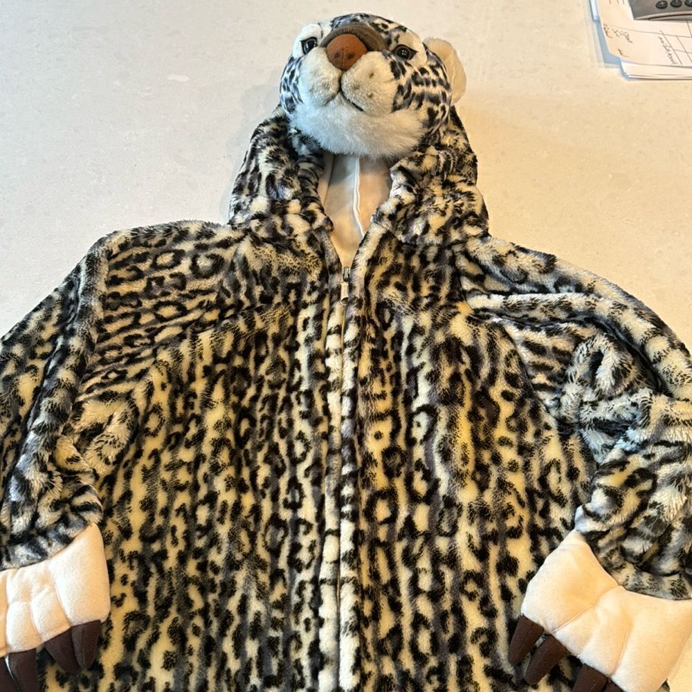 Leopard kids costume size3-5 44 inch, well made realistic looking. Be ready.